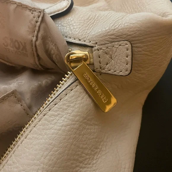 Michael Kors White Leather Bag with Gold trim - Picture 5 of 5